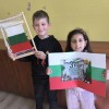 Малки ръце, голямо творчество: Първокласници и второкласници от ОУ “Панайот Хитов“ изтъкаха българското знаме