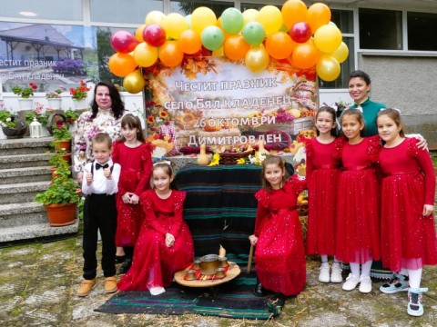 Бял кладенец отпразнува Димитровден с вяра, песни и кръшни хора