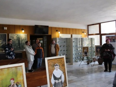 Изложба за българската традиционна носия гостува в Природо-научния музей в Котел