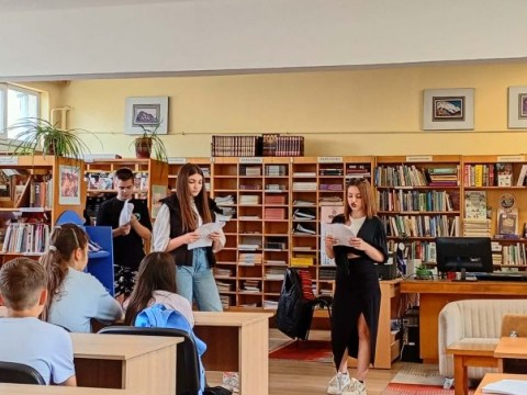 Ученици влязоха в ролята на библиотекари и актьори в библиотека „Зора“