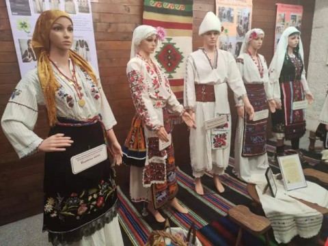 Изложба на Детелина Дачева представя богатството на българските носии в Котел