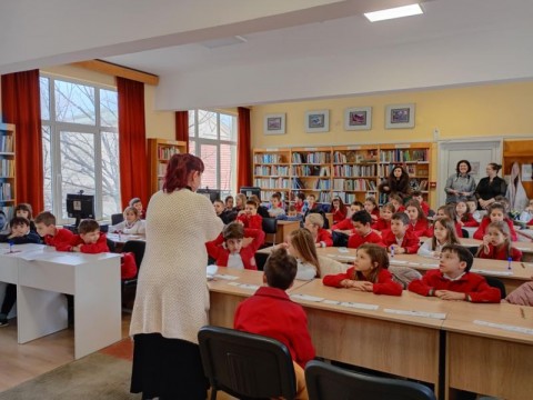 Беседа за Левски и творческа работилница събраха първокласници в библиотека „Зора“