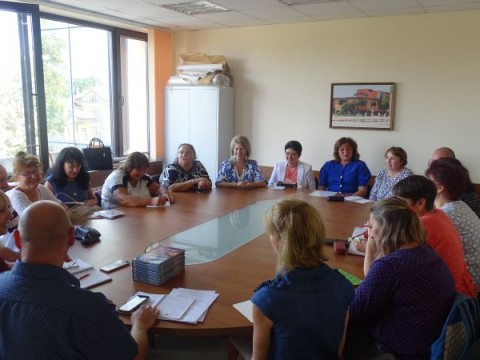 Кметът на Община Нова Загора Галя Захариева се срещна с директори на училища и детски градини