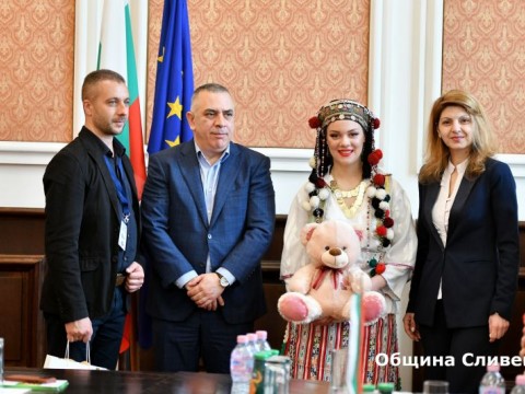 Представители на групите от фестивала „Приятелство без граници“ се срещнаха с кмета Стефан Радев 