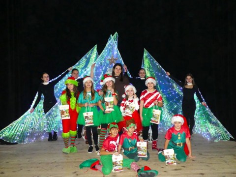 „Изгубеният коледен звън“ донесе коледна магия на децата в Нова Загора