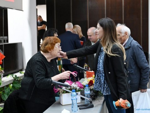 Плакет на Община Сливен за доц. Мария Тодорова по време на представянето на Алманах II 