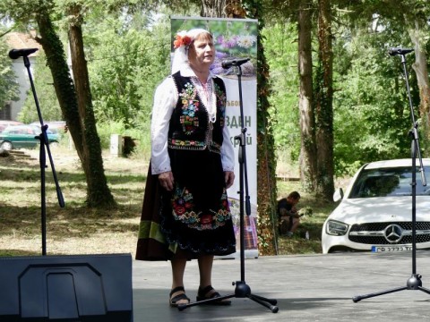 По повод Еньовден на събор край Тунджа в новозагорското с. Баня