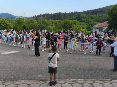 Боров дол отпразнува деня на селото с музика, танци и много настроение