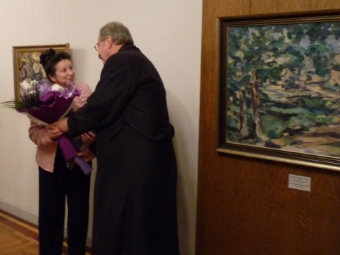 Марин Кавръков подарява букет на Божана Димитрова