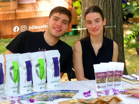 Село Баня отпразнува Еньовден с пъстър фолклорен събор край Тунджа