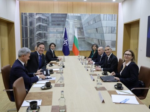 Премиерът Гюров пред Марк Рюте: България остава твърдо ангажирана с НАТО и колективната отбрана
