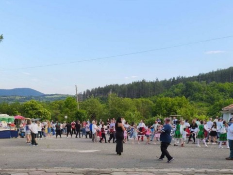 Боров дол отпразнува деня на селото с музика, танци и много настроение
