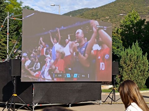 Десетки скандираха "Българи, юнаци" от площада пред общината в Сливен за волейболистите ни 
