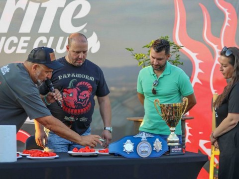 Българин постави Световен Рекорд с най-лютата чушка в света Carolina Reaper