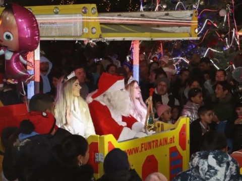 С топлина, светлина и балканско сърце Котел посрещна Дядо Коледа и Снежанка