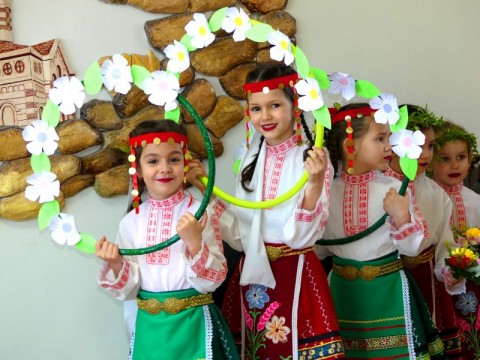 Малките лазарки от „Слънчице“ и „Паисий Хилендарски“ донесоха пролетна магия в сградата на Община Нова Загора