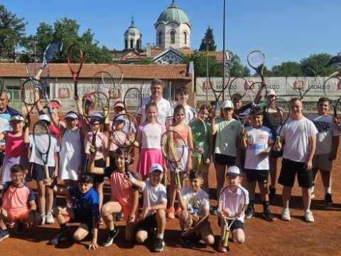 Успешен уикенд за тениса в Нова Загора с турнири за смесени двойки и деца