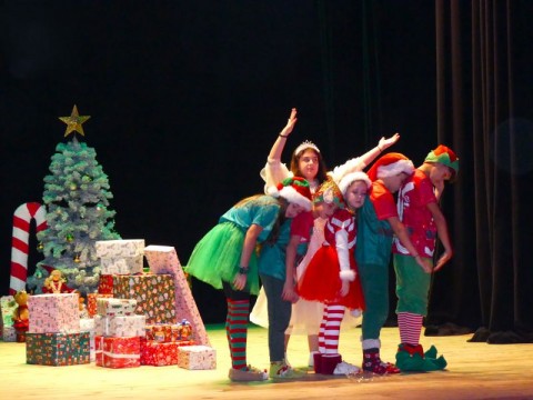 „Изгубеният коледен звън“ донесе коледна магия на децата в Нова Загора