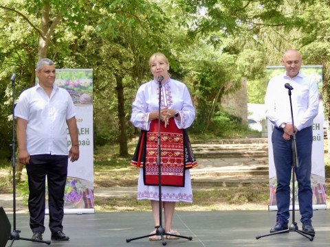 По повод Еньовден на събор край Тунджа в новозагорското с. Баня