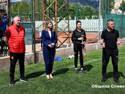  Наградиха победителите във футболен турнир, организиран от местната комисия за борба с противообществените прояви