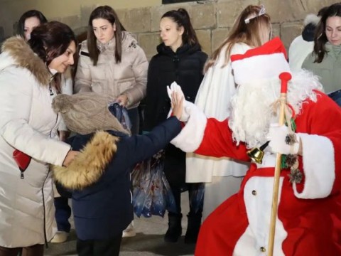 С топлина, светлина и балканско сърце Котел посрещна Дядо Коледа и Снежанка