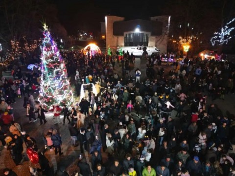 С топлина, светлина и балканско сърце Котел посрещна Дядо Коледа и Снежанка