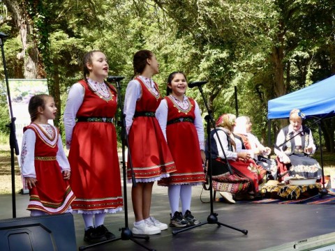 По повод Еньовден на събор край Тунджа в новозагорското с. Баня