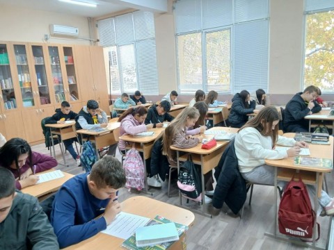 Със знание и усмивки: Седмокласниците от СУ „Георги Каравелов“ – Шивачево отбелязаха Деня на народните будители