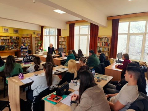Ученици от ПХГ „Дамян Дамянов“ участваха в урок, посветен на „Крадецът на праскови“ в библиотека „Зора“