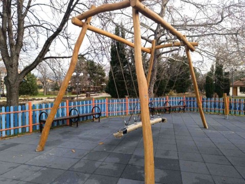 Приключи ремонтът на детската площадка в парк „Юнак“