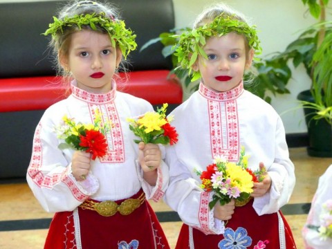 Малките лазарки от „Слънчице“ и „Паисий Хилендарски“ донесоха пролетна магия в сградата на Община Нова Загора