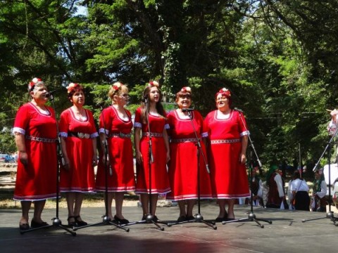 Село Баня отпразнува Еньовден с пъстър фолклорен събор край Тунджа