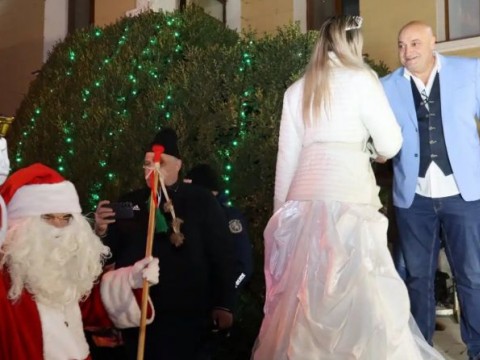 С топлина, светлина и балканско сърце Котел посрещна Дядо Коледа и Снежанка