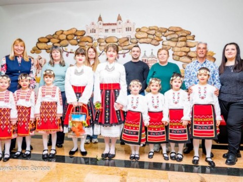 Лазарки внесоха пролетно настроение и духа на българската традиция в Община Нова Загора