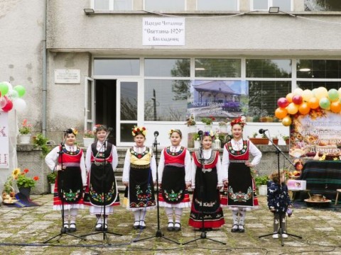 Бял кладенец отпразнува Димитровден с вяра, песни и кръшни хора