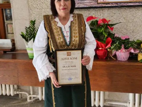 Изложба на Детелина Дачева представя богатството на българските носии в Котел
