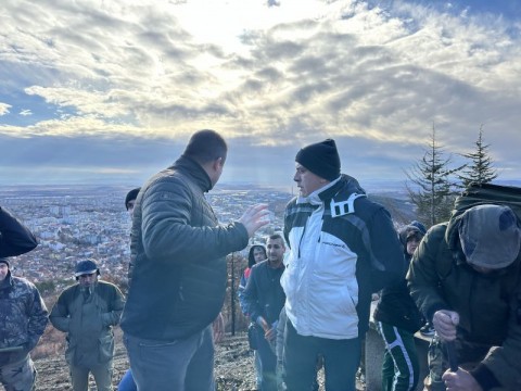 Въпреки силния вятър, много хора се включиха в акцията по залесяване на Бармук баир в Сливен 