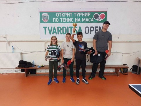 Открит турнир по тенис на маса в Твърдица – спортен дух, емоции и отлични резултати!