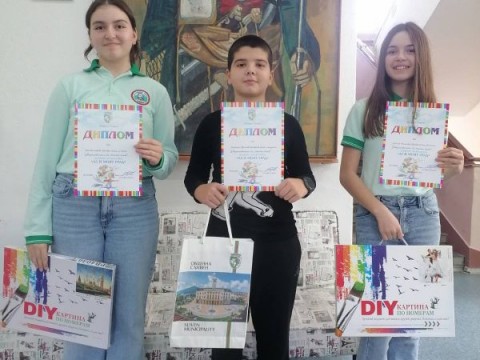 В навечерието на Димитровден, талантливите ни художници се представиха чудесно в 32-то издание на общоградският конкурс за рисунка „Аз и моят град“! На церемонията по награждаване в двора на галерия „Миркович“, нашите ученици обраха почти всички награди в