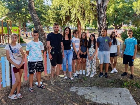 Младежи преобразиха парка в Твърдица с цветове и добро настроение