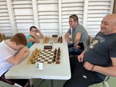 Община Котел осигурява безплатни шахматни занимания за децата от местната школа през лятото
