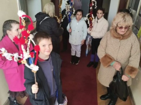 Ученици от НУФИ „Филип Кутев“ сурвакаха кмета на община Котел