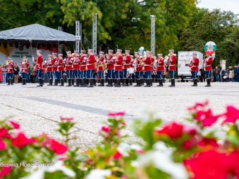 Нова Загора отбеляза Петковден с литургия, гвардейска церемония и почит към загиналите