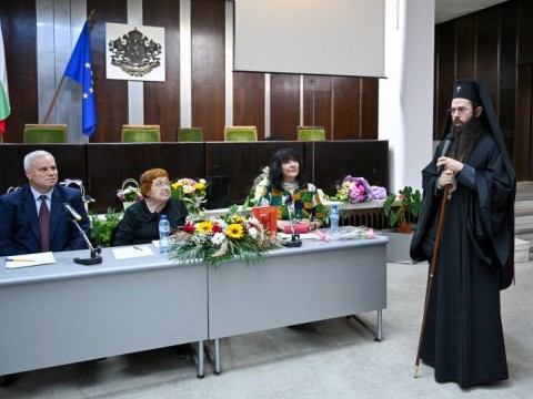  Признание за доц. Тодорова и приноса й в здравеопазването - по време на представянето на Алманах 2 „Ние, медиците“ 