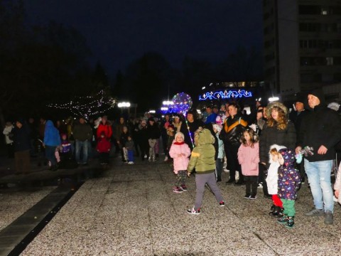 Коледната елха в Нова Загора заблестя с магическа светлина