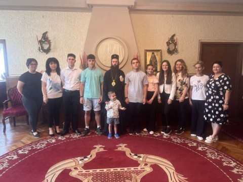 Сливенският митрополит Арсений награди талантливи деца от гр. Сливен