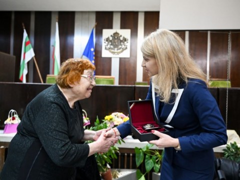 Плакет на Община Сливен за доц. Мария Тодорова по време на представянето на Алманах II 