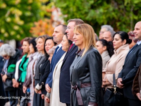 Нова Загора отбеляза Петковден с литургия, гвардейска церемония и почит към загиналите