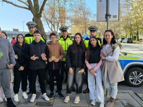Пътна полиция и ученици от СУ "Константин Константинов" подкрепиха националната кампания „Посланието на есенния лист”