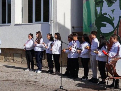 142 първокласници започнаха учебната година в община Котел
